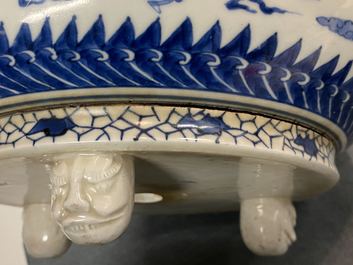 Un br&ucirc;le-parfum tripod en porcelaine Arita de Japon en bleu et blanc, Edo, 17&egrave;me